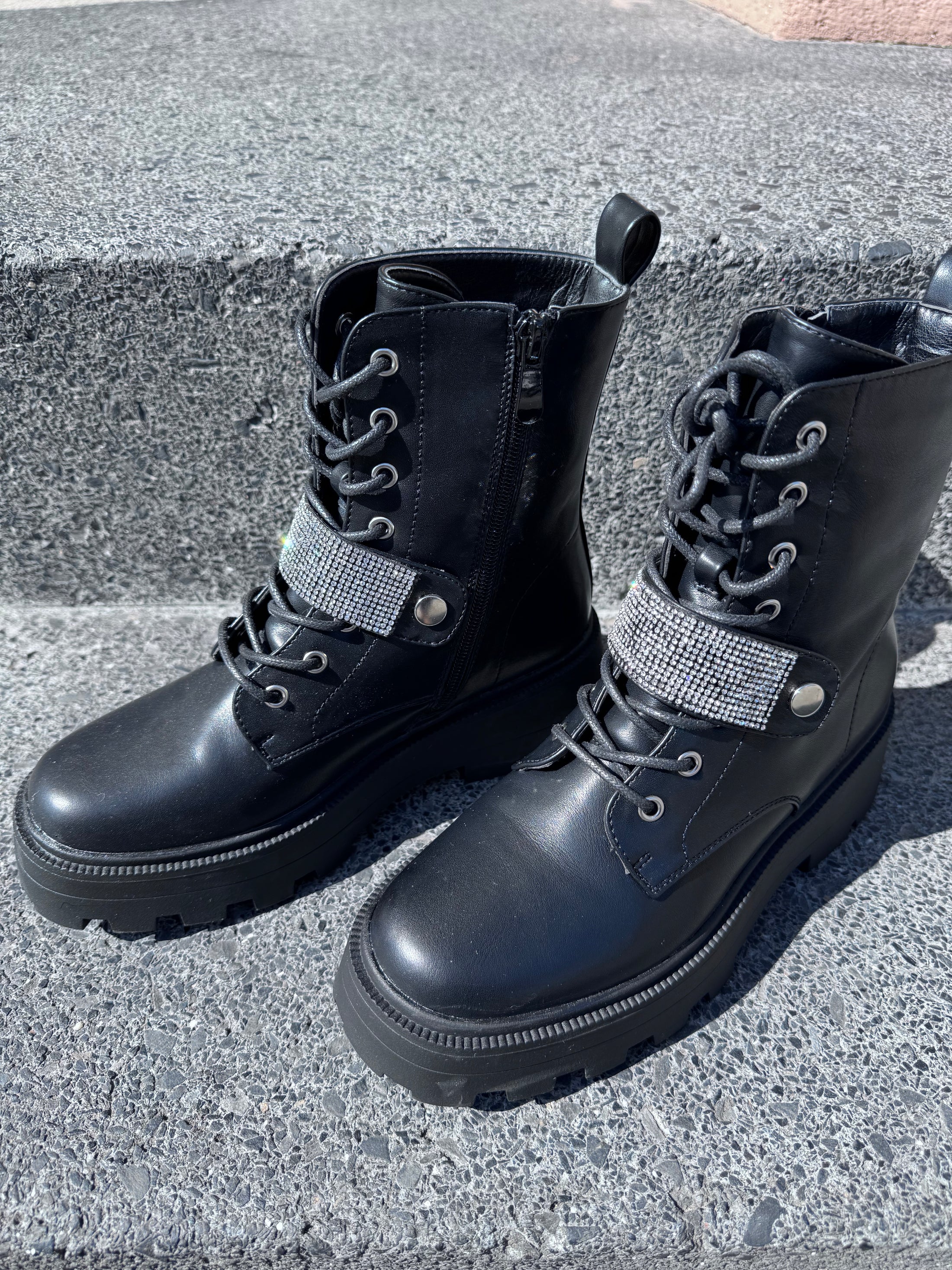 Stiefeletten mit Glitzerschnalle 103