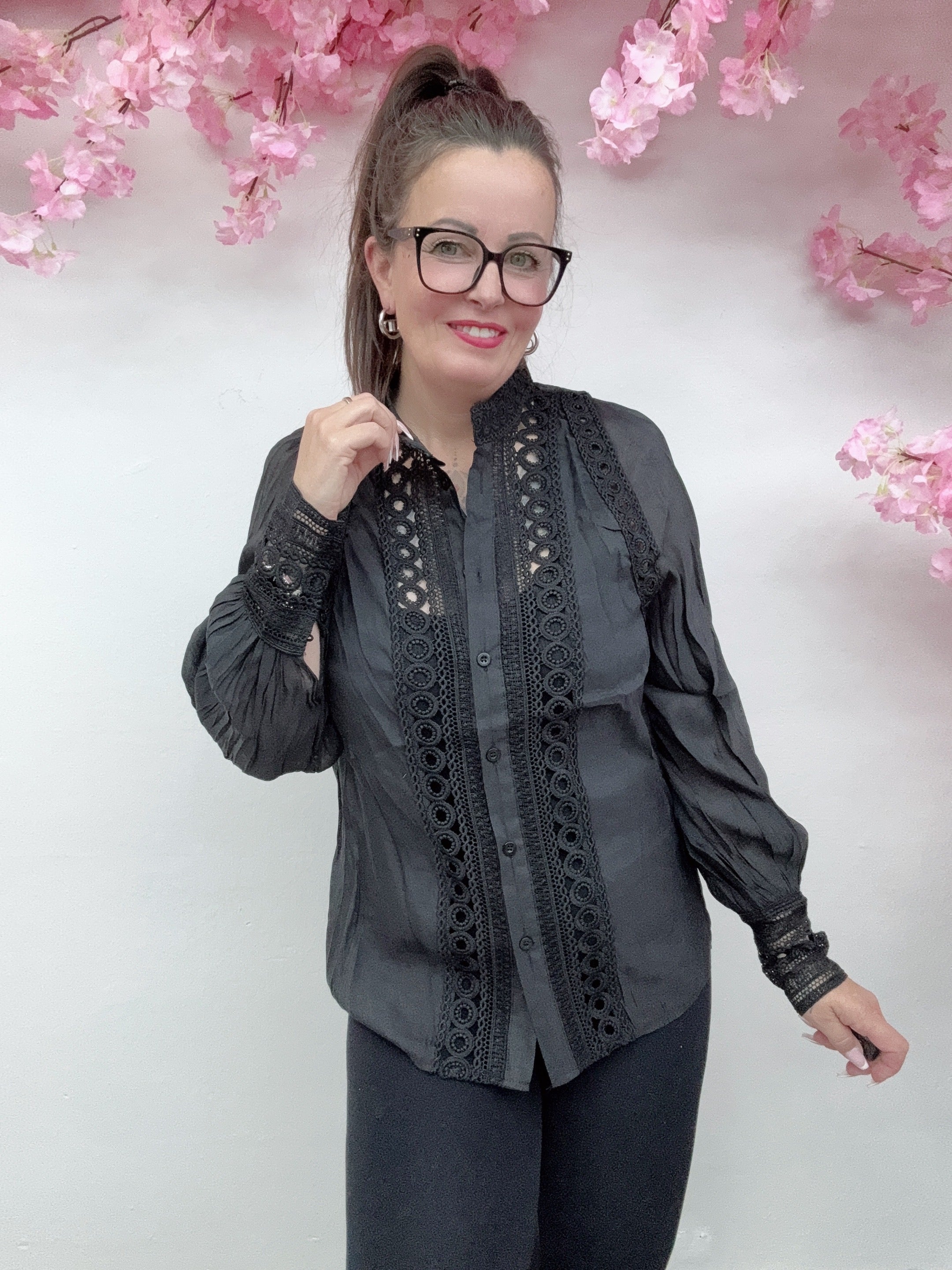 Bluse mit exclusiver Spitze  Gr. 34-38.    164